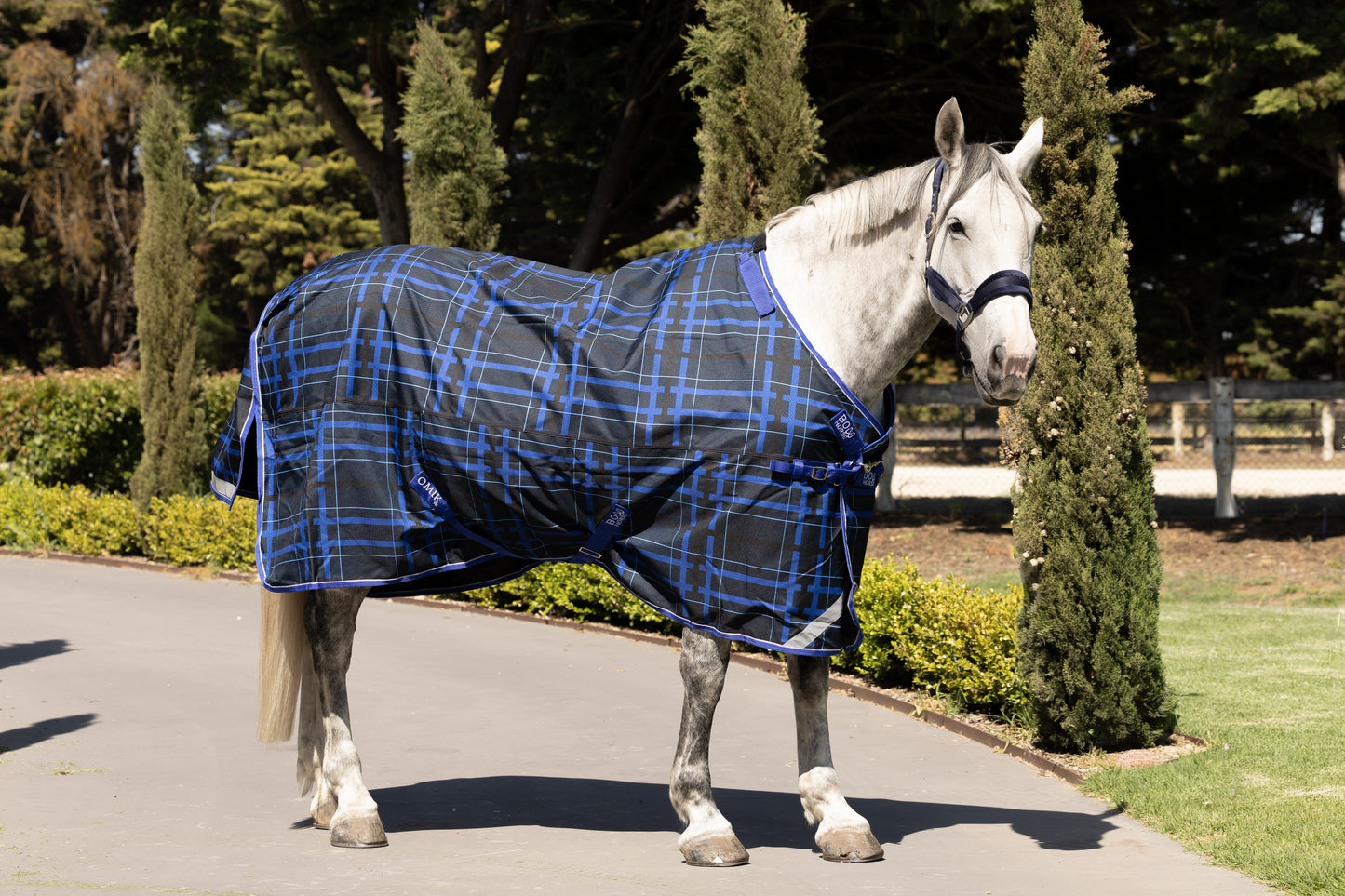 Omik Horse Blanket with Detachable Neck Cover - Extra Wide Sizing