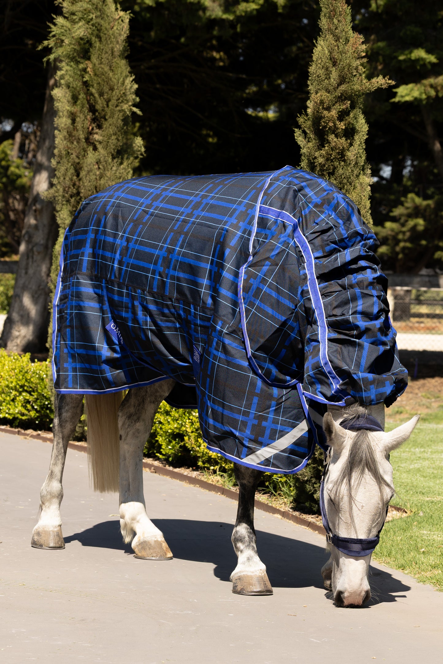 Omik Horse Blanket with Detachable Neck Cover - Extra Wide Sizing